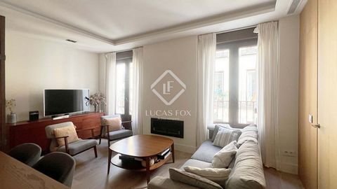 Lucas Fox presents this magnificent property, measuring approximately 90 square meters according to the land registry. Located in an elegant, fully renovated building with an elevator, in the coveted Chueca-Justicia neighbourhood , just steps from Pa...