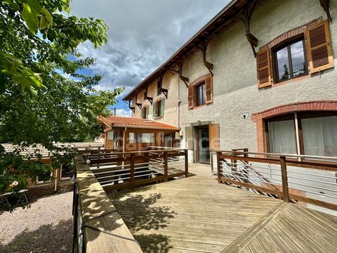 PROPRIÉTÉ COMPOSÉE DE 2 HABITATIONS, 320 M2, 7 CHAMBRES, TERRASSES, 1486 M2 DE TERRAIN ARBORÉ, DÉPENDANCE AMÉNAGÉE DE 60 M2, SAUNA, DOUBLE ET TRIPLE VITRAGE, CLIMATISATION RÉVERSIBLE, INSERT BOIS, PO
