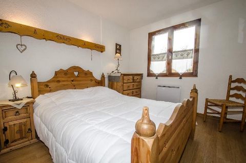 The Residence Choucas is 1 km from the shops and amenities of Chamonix centre. The ski slopes and ski lifts are 1.7 km away. There is a bus stop for transport to the town centre and to the ski slopes 500 m from the residence. There is parking availab...