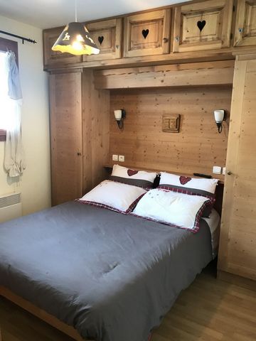 The residence Les Chalets des Rennes is situated at the upper part of Vars resort. It is located 50 m from the ski slopes and Fontbonne chairlift. Shops are 200 m from the building and the village center is 500 m away. Surface area : about 32 m². Ori...