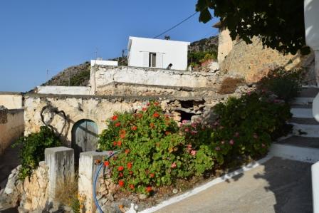 Pefki Vecchia casa di 80m2 da ristrutturare a Pefki. La casa si trova su un terreno di 100m2. La struttura è composta da 5 camere e gode di una vista sul mare e sulla montagna. Infine la struttura dispone di cortile e parcheggio in strada.