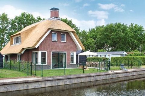 De prachtige, rietgedekte villa's op Recreatiepark Idskenhuizen in Friesland zijn alle comfortabel en modern ingericht. Deze accommodatie beschikt over een zeer riante leefruimte op de begane grond. De open keuken is voorzien van alle hedendaagse app...