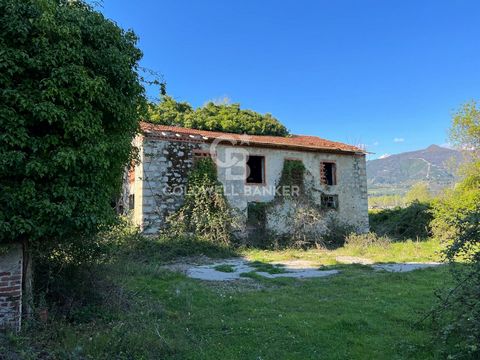Real estate complex consisting of farmhouses to be restored, overlooking the Apuan Alps at 1,600 meters from the sea. The main building consists of several rooms distributed over three floors, while the accessory building rises on two floors. A third...