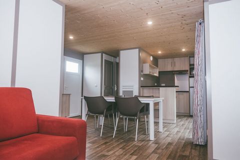 Domaine du Moulin Neuf offers several dozen new, modern lodges scattered around the spacious grounds around the lake of the same name. They are all very stylish and comfortably furnished. There are two-person cottages (FR-56220-09) with one bedroom, ...