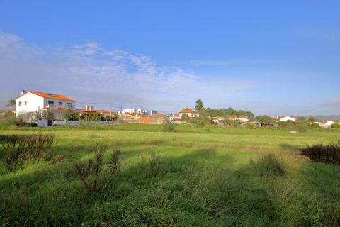 Located in Campo. Plot with 267sqm for construction of 1 fire with 2 basement floors; Implementation Area 130sqm; Gross construction area 345sqm; Excellent sun exposure and great access; Located on the Silver Coast, in a quiet area, close to Caldas d...