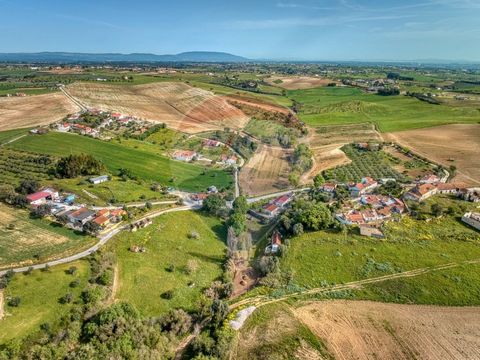 Ruin on urban land for reconstruction in Achete Urban land and rustic plot with a property in ruins, for reconstruction, or construction by project, with implementation of construction of +/- 140m2 up to two floors, in the middle of an extremely quie...