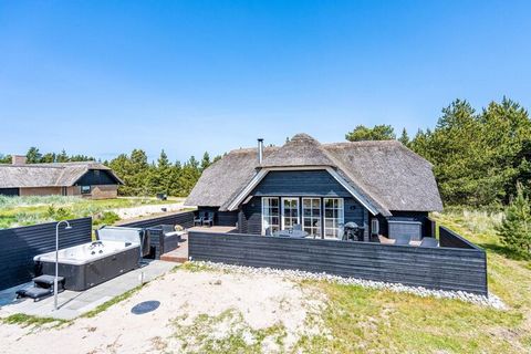 Ein wirklich schönes Ferienhaus auf einem 1.200 m2 grossen Naturgrundstück. Das Haus ist ursprünglich im Jahre 1989 gebaut worden, im Jahre 2013 wurde eine durchgehende Modernisierung vorgenommen. Das Haus hat ein neues Reetdach sowie neue Fenster, T...