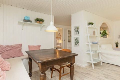 Attraktiv gelegenes Ferienhaus in ruhiger Umgebung nahe der Küste bei Koldkær. Es wird laufend renoviert und präsentiert sich hell und gepflegt. Das Ferienhaus hat eine Eingangsdiele mit Garderobe, ein kleineres Badezimmer mit Dusche, einen offenen K...