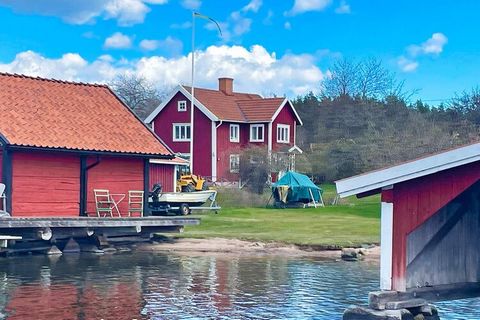 Sommeridylle auf einer wunderschönen Insel im Västervik-Archipel, wo Sie vom Steg oder vom nur 40 m entfernten Strandufer aus ein erfrischendes Bad nehmen können. Hier erleben Sie echtes schwedisches Sommerfeeling vom Feinsten. Eknö ist eine große In...
