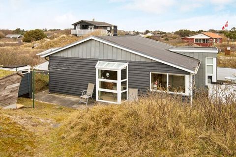 Auf einem Naturgrundstück in Rindby, nicht weit vom Strand, liegt dieses Ferienhaus. Es verfügt über einen Küchen-Wohnraum mit Essplatz, zwei Schlafzimmer und ein Bad mit Dusche. Am Haus gibt es eine Treppe, die zu einer Aussichtsbank führt, von der ...