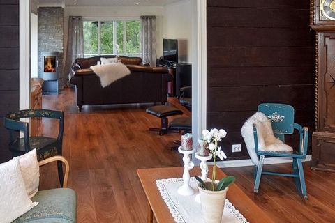 Maison de vacances avec bain à remous extérieur et vue panoramique sur le Voldsfjord et l'Austefjord. Les chambres lumineuses et confortables avec de superbes vues donnent l'expérience d'être proche de la nature même si vous êtes assis dans le salon....