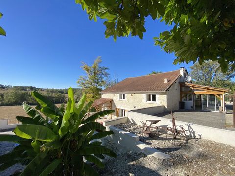 In a small hamlet, just a few minutes from the center of Riberac, on a slight hillside with views over the rolling countryside, a beautiful house renovated in 2005 which knows how to surprise. Surprising by its volume (253 m2 living space + veranda o...