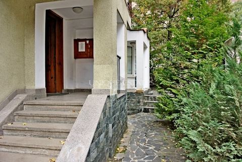 Unique Estates è lieta di presentare un piano di una casa in un centro ideale. L'immobile si trova al secondo piano in un edificio ben tenuto, con perfetti spazi comuni e un bel angolo nel cortile. La proprietà ha parti adiacenti di un piano mansarda...