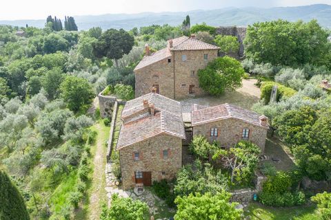 This beautiful house, independent on four sides, is located in the village of Sogna, Arezzo. The building is spread over two floors: on the ground floor we find the dining room with fireplace, the kitchenette, a bedroom with en suite bathroom; upstai...