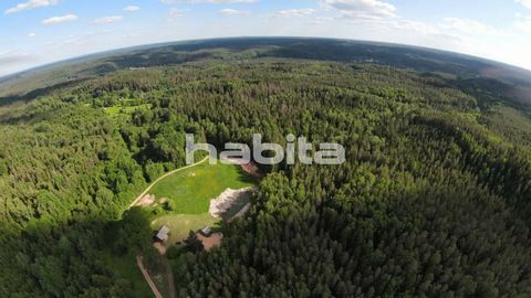 Maison exclusive avec un terrain à vendre au milieu de la nature dans le parc national de Gauja, près de l’ancienne Baltiņi Pilskalns, inconnu du public, un massif forestier intact de jusqu’à 250 ha, avec accès aux lacs Gauja et Senleja, dans une zon...