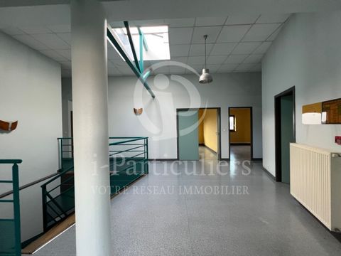 Rare professional building on two levels, it is composed of several offices, a meeting room, various production and / or storage modules, a preparation area and a shipping and reception area. Ideally located 15 minutes from Mâcon Sud and its road acc...