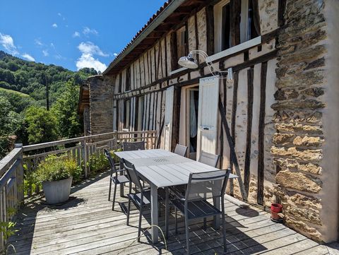 In the heart of the Ariège Regional Natural Park, in a hamlet with breathtaking views of the mountains, discover this 322 m² farmhouse completely renovated with a plot of over 580 m² . It is arranged as follows: On the ground floor, over 100m², you w...