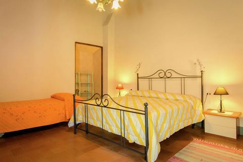 Het authentieke vakantiehuis bevindt zich in Montaione, Italië. Het appartement heeft 2 slaapkamers en is geschikt voor 4 personen, ideaal voor een gezin. Het vakantiehuis heeft een overdekt terras en een eigen tuin. Het is gelegen in het hart van To...