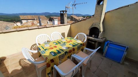 Nice village with all shops, 15 minutes from Beziers, 20 minutes from the motorway and 30 minutes from the coast. Super nice village house in very good condition, offering about 90 m2 of living space including 3 bedrooms and 2 shower rooms, with a ba...