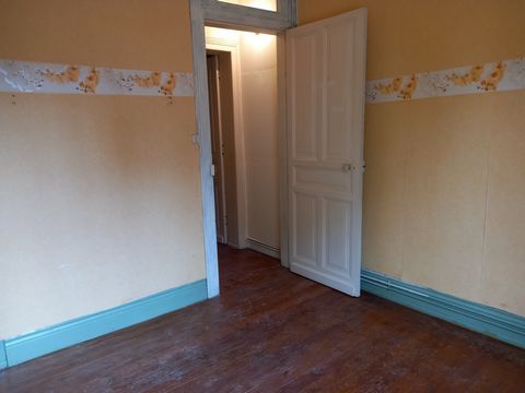 Ideal young couple or investor. House of 61 m2 to renovate, located in the heart of the town center of Fruges where there are all the shops, schools, doctors and pharmacies. The house consists on the ground floor of a living room, a kitchen, a bathro...