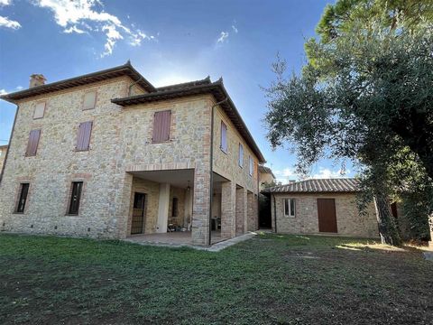 CASTIGLIONE DEL LAGO (PG), loc. Sanfatucchio: detached stone and brick house of approximately 320 sqm on three levels comprising: * Ground floor: independent flat completely renovated in traditional style of approx. 90 sqm currently used as a busines...
