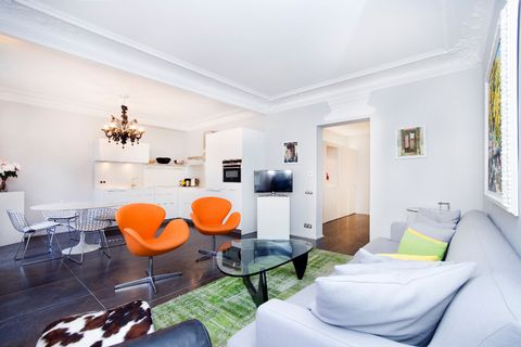 Found on a 'secret' pedestrian street, oddly reminiscent of a London mews, this luxury apartment is actually just steps away from the vibrant Marais - the historical heart of Paris. - Located on the 4th floor, with an elevator, this perfect Parisian ...