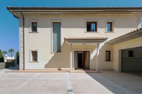 Denna fantastiska villa i Nova Santa Ponsa erbjuder en lyxig boendeupplevelse i ett mycket eftertraktat område. Med en rymlig boyta på 406 kvm och en generös tomt på 1 276 kvm ger denna egendom gott om utrymme och integritet. Med 4 sovrum och 4 badru...