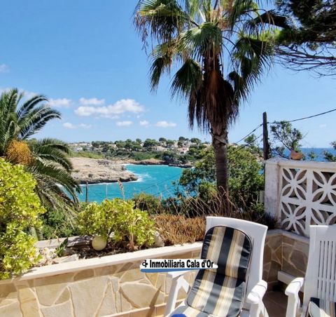 Recently completely refurbished, this flat of 125m2 built, of which 75m2 habitable, offers 3 double bedrooms, a large terrace of 50m2, two complete bathrooms, living room, dining room, with fully equipped kitchen, and beautiful views to Cala Mandia a...
