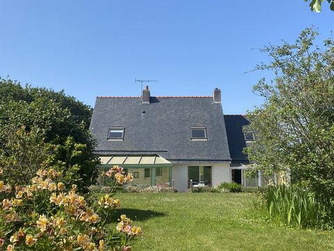 This bright house from the 1990s, located in a cul-de-sac with a beautiful view of the harbour offers you on the ground floor: an entrance opening onto a hall, a living room with fireplace and insert opening onto a fitted and equipped kitchen. A bedr...