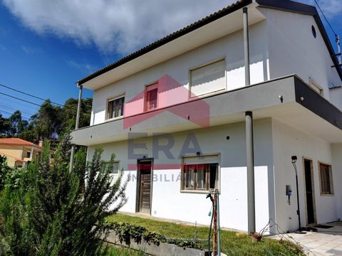 House T5 with 2 floors located in Olho Marinho, Óbidos. Ground floor with open space kitchen with dining room, living room, two bedrooms and a complete bathroom. First floor with three bedrooms, living room with fireplace and a complete bathroom. Wit...