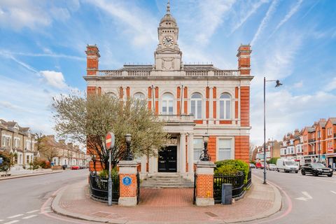 Stunning and Spacious flat located within the Wandsworth Town Conservation Area, forming part of the former Wandsworth District Board of Works, one of Wandsworth’s most prominent Victorian buildings. This fabulous property is in excess of 800 square ...