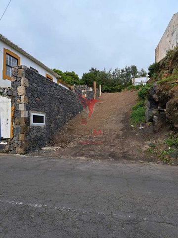House of old moth, located at the beginning of the parish of Terra-Chã. Consisting of 2 bedrooms, kitchen with pantry, living room and bathroom. Ground floor with 1 bedroom apartment in the finishing phase. Shared entrance for car, with access to the...