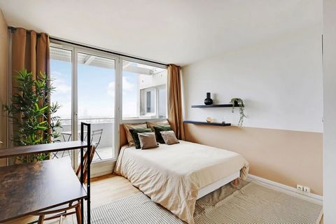 Faites de cette chambre de 13 m² votre nouveau chez-vous ! Entière repensée et réagencée, elle vous offre une lumière parfaite pour démarrer chacune de vos journées. Avec ses teintes douces de blanc et de beige, elle comprend un bureau, un lit double...