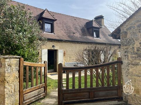 Situated in the peace and quiet of a typical, unspoilt hamlet, this typical Périgord Noir property comprises a beautiful house in very good condition and a large barn. The house offers around 115 m2 of living space, including a large living room of a...