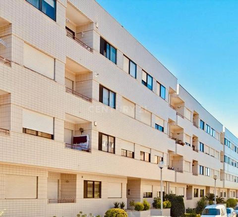 3 bedroom apartment partially renovated next to the metro and the airport. This Apartment offers the ideal location for those looking to live in a peaceful environment, but without giving up proximity to all services and commerce. There is a diverse ...