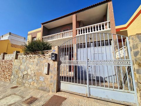 IMPORTANT! PROPERTY SUBJECT TO OFFICIAL PROTECTION REGIME This spacious duplex flat is located in La Venta del Viso, a charming residential area in Almeria, known for its tranquillity and cosy atmosphere. With a total surface area of 167 square metre...