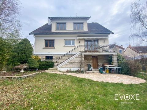 EXCLUSIVITY: Family house 192 m² 8 rooms, 6 bedrooms and total basement. In the heart of the suburban district, discover this spacious family house of 192 m² on its green plot of 747 m². This detached house from the 70s offers: On the ground floor: U...