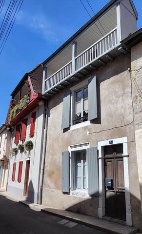 Come and discover this townhouse in the centre of Salies-de-Béarn, in a quiet area and close to amenities. It consists of a living room, a kitchen - dining room, two bedrooms, a shower room and a separate toilet. You will also find on the second floo...