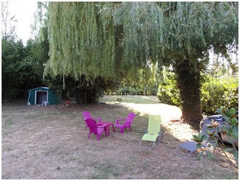 37140 CHOUZE SUR LOIRE, EXCLUSIVITY, FOR SALE 5 minutes from the station and motorway access, Céline BOTTELIN offers a house of about 75 m² on a plot of more than 1700m². On the ground floor, a living room, a kitchen equipped and furnished, shower ro...
