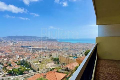 Dans une résidence avec piscine, à proximité du Parc Impérial à Nice, beau 4 pièces rénové de 110 m², en étage élevé et offrant une vue panoramique sur la mer et la ville. L'appartement dispose d'une vaste terrasse d'environ 20 m² ainsi que d'un balc...