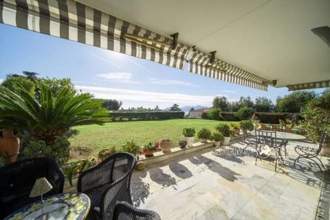 Ideally located in the heart of the Croix des Gardes, in a luxury residence, with swimming pool and tennis court, very beautiful apartment of approximately 137sqm, to renovate, with a south-facing terrace and a large corner garden of approximately 50...