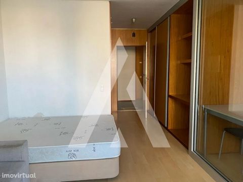 Modern T0 apartment, fully furnished and equipped in the center of Aveiro a stone's throw from the University and close to all services and shopping area! Apartment with balcony, located on the ground floor and comprising: - Entrance hall with wardro...