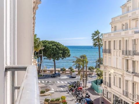 In one of the most emblematic buildings in Cannes, ideally located on the Croisette, very beautiful 2-Bedroom apartment of 97sqm, completely renovated, with high quality fittings. Glimpse of the sea. - Living room - Equipped American kitchen - Master...