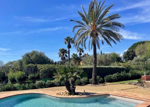 Exclusivity: In a secure estate very close to the village of Grimaud, villa of approx. 100 m2 with swimming pool and garage on 1650 m2 of land. South-facing, with views over the countryside and the castle. Inside this Californian style villa offers a...