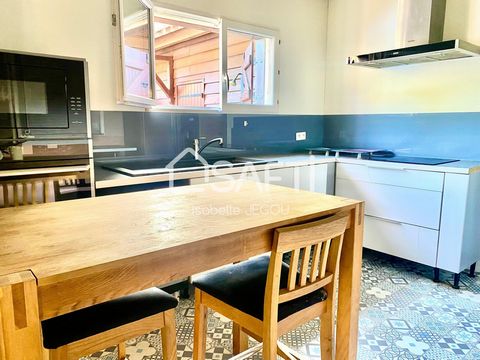 Located in a very popular location in the Hume district of Gujan-Mestras and close to all shops, the train station and the Bassin d'Arcachon. Come and discover this peacefully located wooden chalet, comprising: 3 bedrooms, one of which is en suite. O...