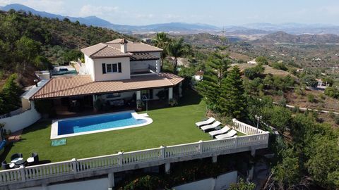 Een luxueus landhuis met 8 slaapkamers en 4 badkamers in het prachtige witte dorp Monda, gelegen in de provincie Málaga. Dit prachtige pand biedt spectaculair uitzicht op het omliggende platteland en biedt een idyllisch toevluchtsoord in een rustige ...