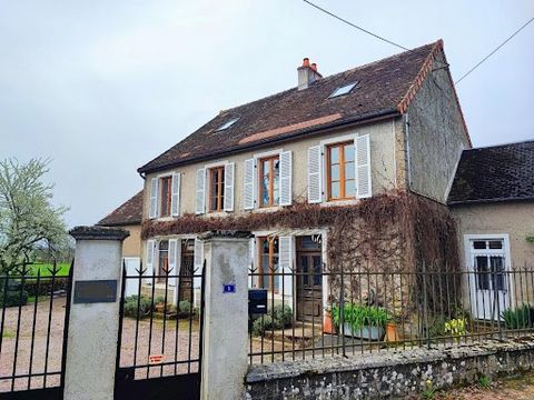 You will fall in love with this charming country house 'bourgeois house style.' Located in a small quiet village close to Saulieu and the lakes of the Morvan Natural Park. The village offers local shops and a primary school. The house is distributed ...