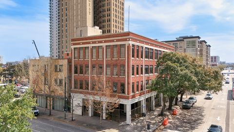 Zlokalizowany przy 617 Caroline Street w Houston, ten wolnostojący budynek o powierzchni 18 168 SF oferuje niezrównane możliwości biznesowe. Oferuje dostęp do kolei metra tuż przed nim, zapewniając doskonałą komunikację. Położony zaledwie kilka minut...