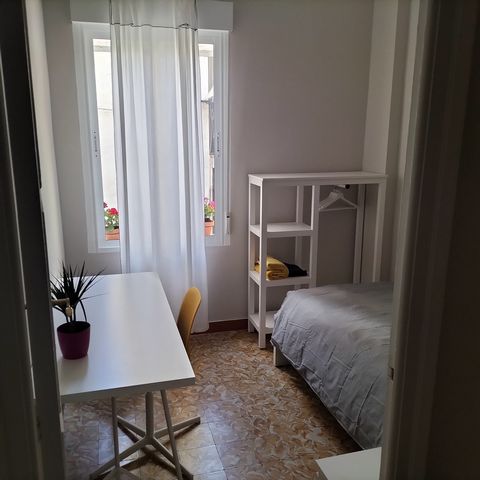 Girls only.Very nice four bedroom, two full bath apartment in the Mercado district of Alicante. Great 1940' s building, this flat features high coved ceilings, hydraulic floors and Alicante stone walls. Located on the third floor with shared rooftop ...