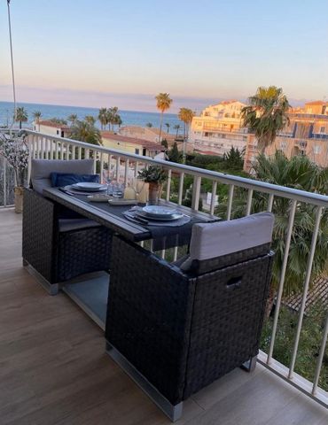 This flat, located at Km 1 de Las Marinas in Denia, is a real opportunity to invest in property and have a local pied-à-terre in Denia on the Costa Blanca. It will also be able to generate rental income thanks to its proximity to all amenities and th...